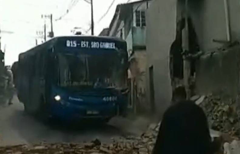 Ônibus sem controle ﻿atinge muro de casa no bairro Paulo VI, em BH - Foto: Reprodução/Redes Sociais