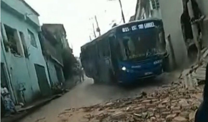 Ônibus sem controle ﻿atinge muro de casa no bairro Paulo VI, em BH - Foto: Reprodução/Redes Sociais