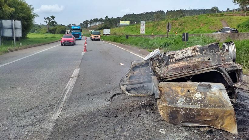 Mulher morre carbonizada em acidente de carro na Rodovia Fernão Dias - Foto: Reprodução/Redes Sociais