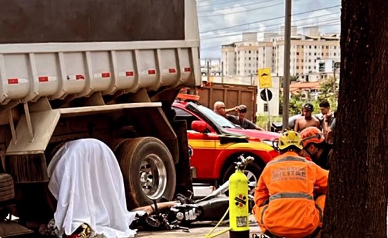 Acidente entre moto e caminhão deixa morto e ferido na Avenida Senador Levindo Coelho, em BH - Foto: Divulgação