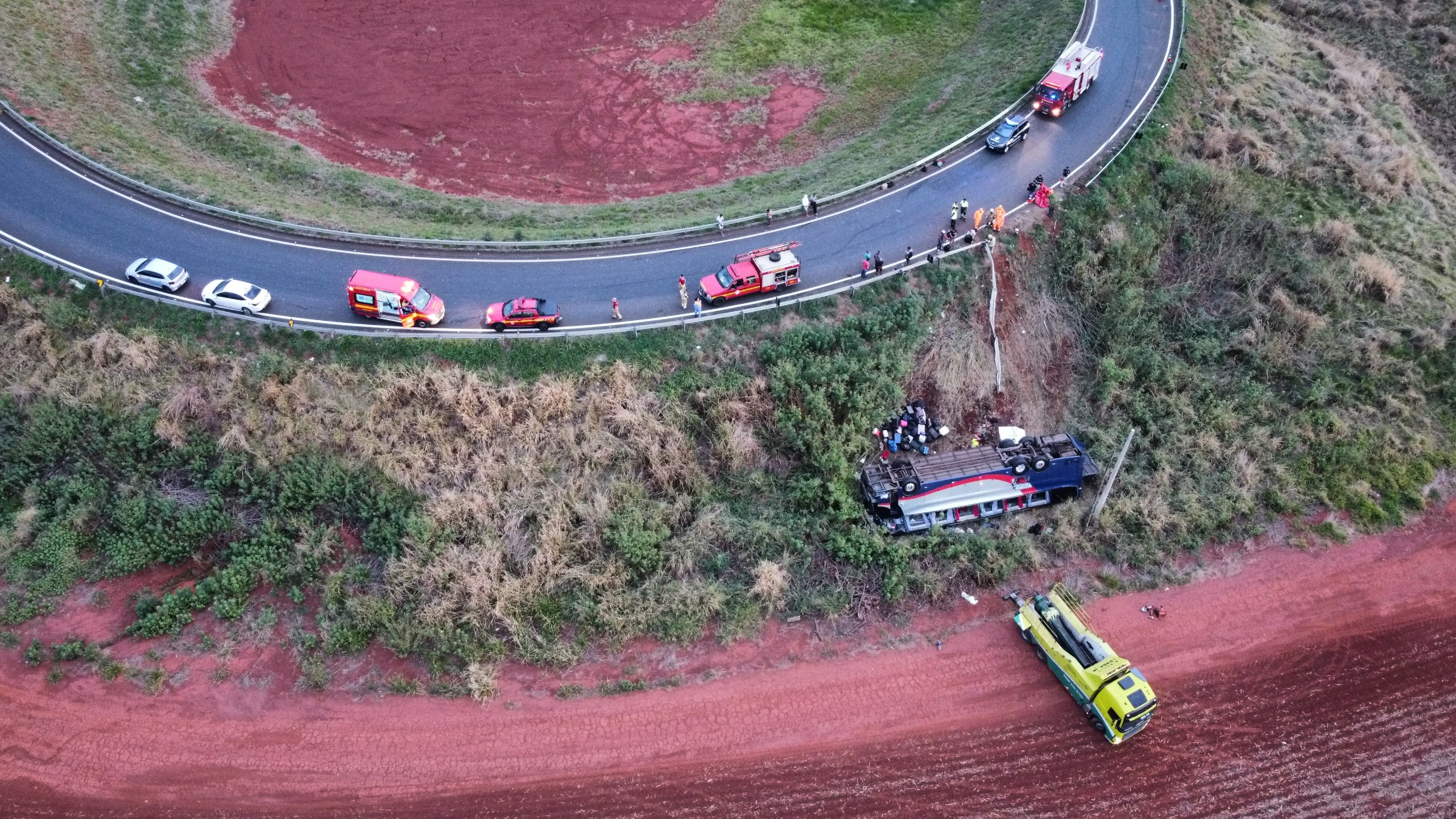 Criança e adulto morrem após ônibus com 48 ocupantes cair de ribanceira na BR-365, em Uberlândia - Foto: Divulgação/Corpo de Bombeiros