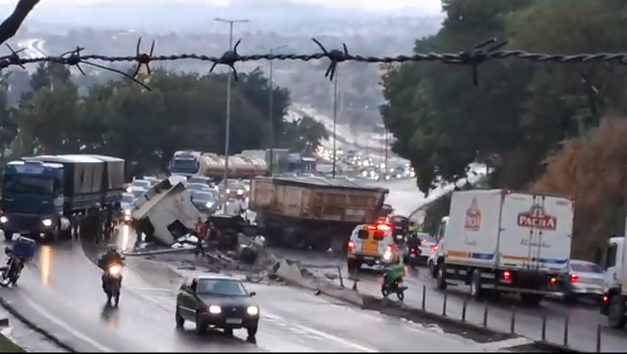 Carreta bitrem tomba e interdita os dois sentidos do Anel Rodoviário, em BH - Foto: Reprodução/Redes Sociais