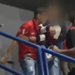 Suspeito de esfaquear as vítima de camisa vermelha - Foto: Reprodução/Redes Sociais