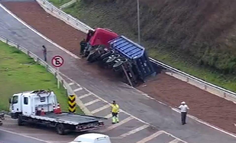 Carreta de minério sem freio usa área de escape do no Anel Rodoviário, em BH - Foto: Divulgação/BHTrans