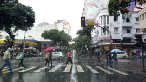 Defesa Civil de BH emite alerta de chuva com raios e vento neste sábado - Foto: Por Dentro de Minas