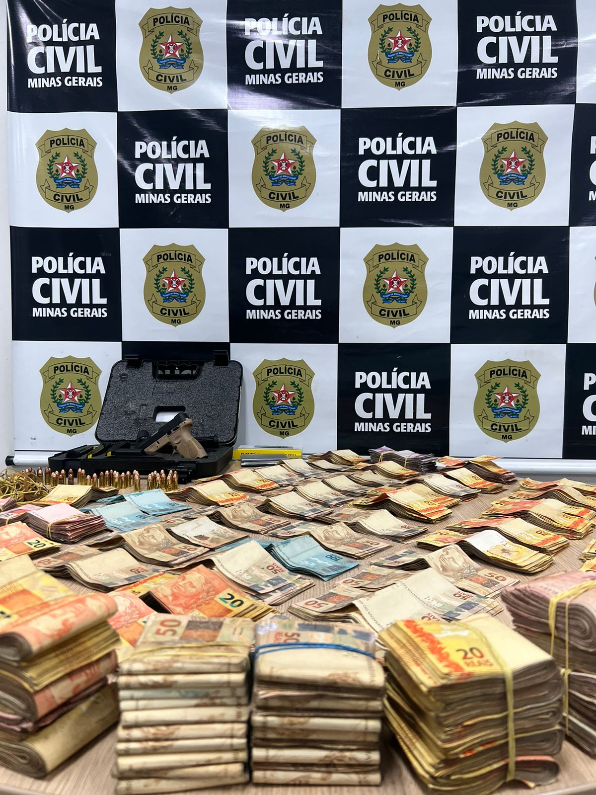 'Freelancer' do tráfico é preso com R$ 100 mil em espécie no bairro Jardim América, em BH - Foto: Divulgação/Polícia Civil MG