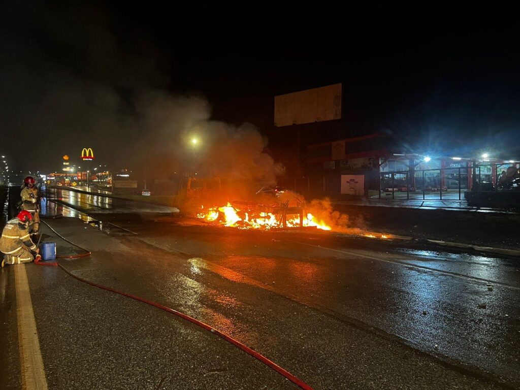 Motorista sofre queimaduras após caminhão pegar fogo na BR-040, em Nova Lima - Foto: Divulgação/Corpo de Bombeiros