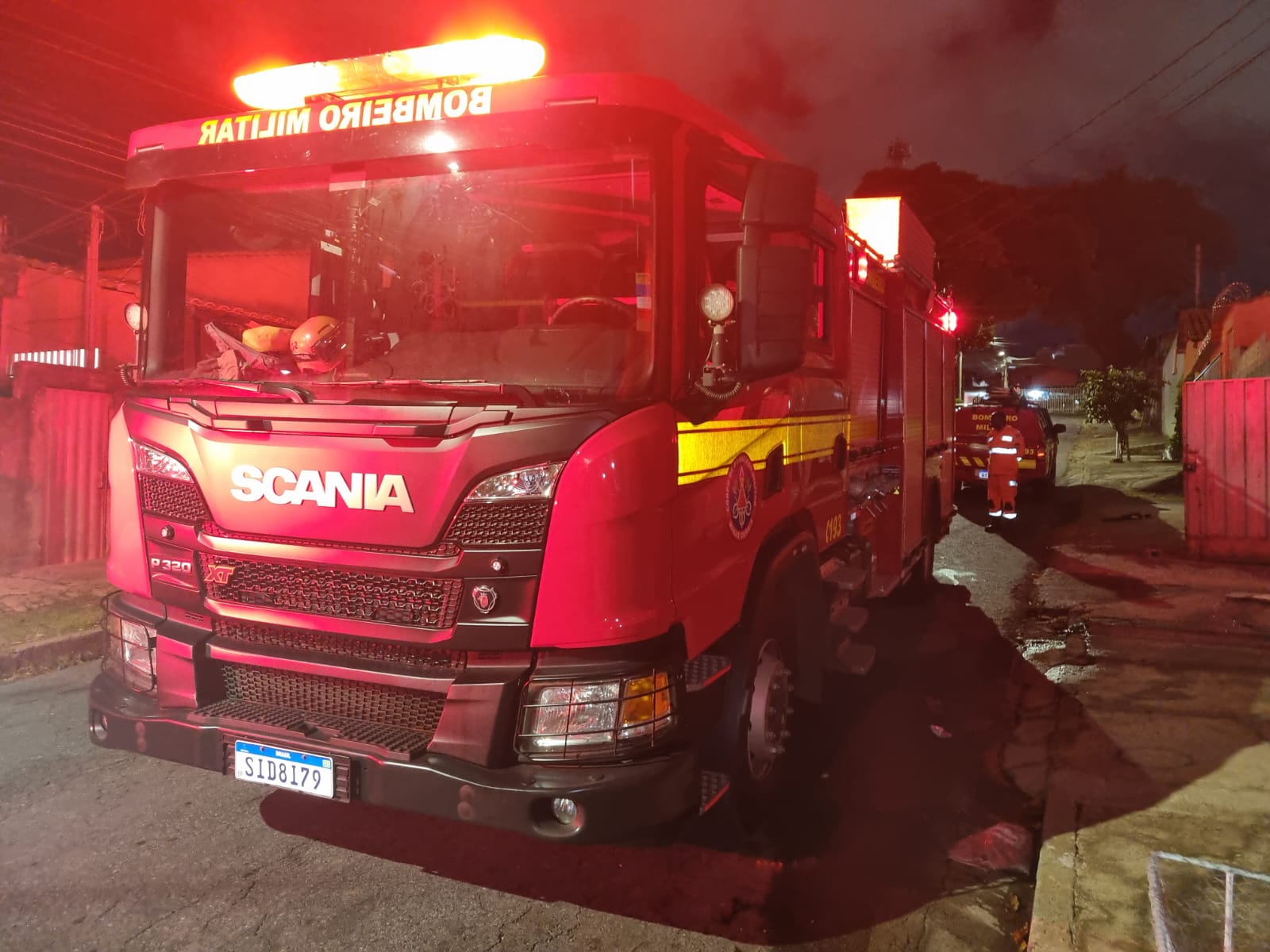 Homem em surto psicótico é suspeito de colocar fogo em casa no Barreiro, em BH - Foto: Divulgação/Corpo de Bombeiros