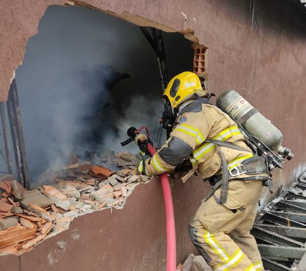 Incêndio de grandes proporções destrói galpão de produtos de festa em Nova Lima - Foto: Divulgação/Corpo de Bombeiros