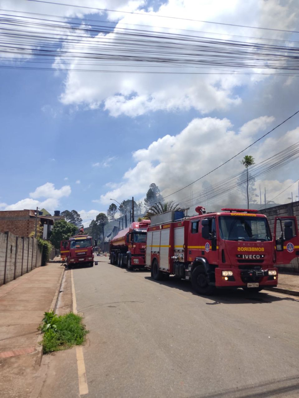 Incêndio de grandes proporções destrói galpão de produtos de festa em Nova Lima - Foto: Divulgação/Corpo de Bombeiros