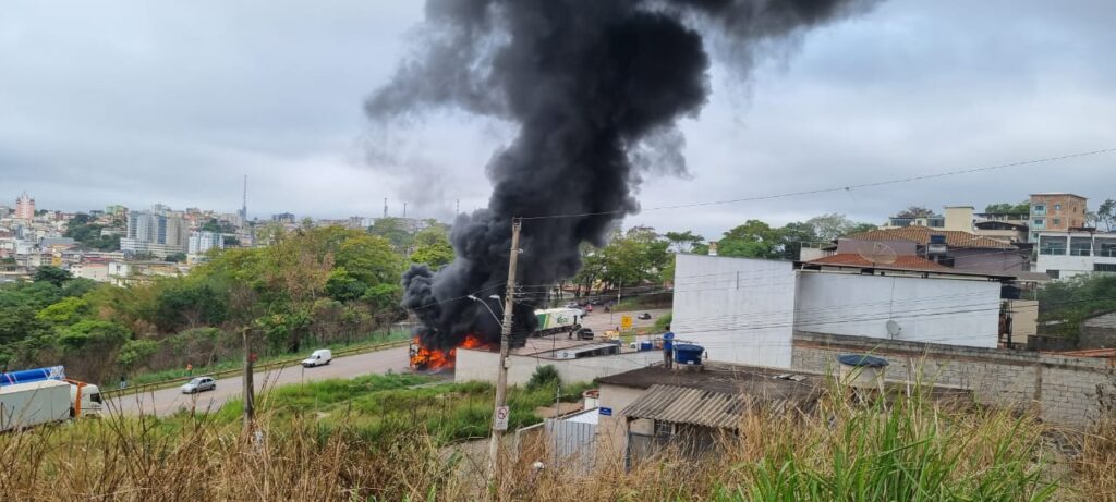 Incêndio em ônibus interdita totalmente trecho da BR-040, em Conselheiro Lafaiete - Foto: Reprodução/Redes Sociais