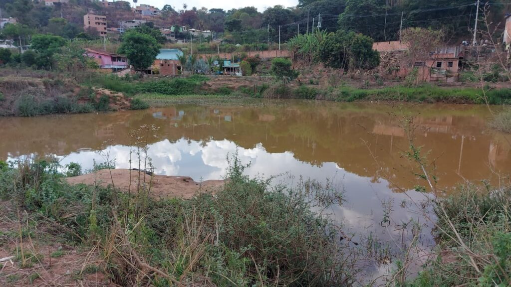 Adolescente submerge e morre afogado em lagoa no bairro Beija-Flor, em BH - Foto: Divulgação/Corpo de Bombeiros