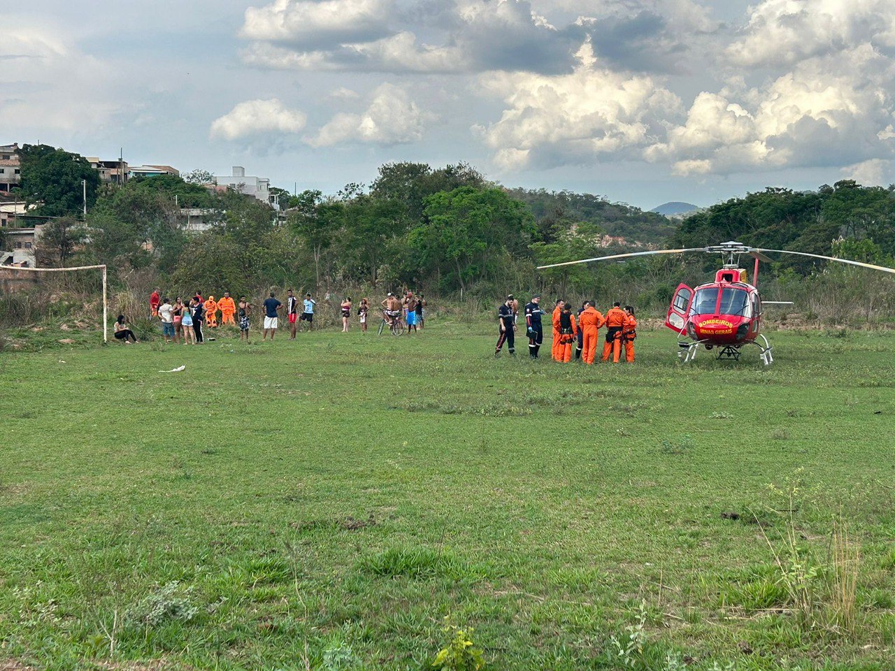 Adolescente submerge e morre afogado em lagoa no bairro Beija-Flor, em BH - Foto: Divulgação/Corpo de Bombeiros