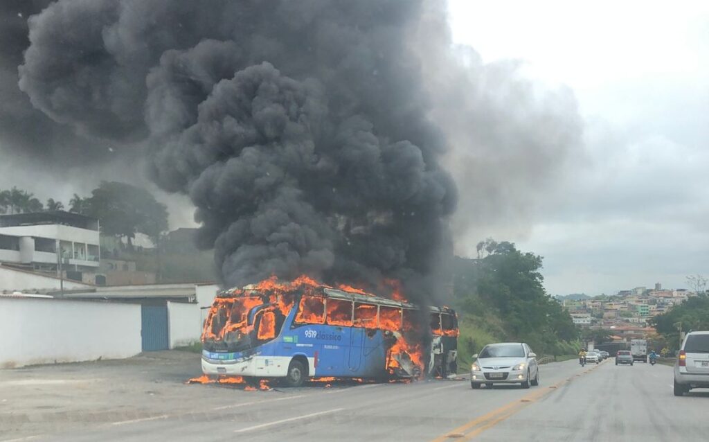 Ônibus com jogadores sub-14 do Vasco pega fogo na BR-040, em Conselheiro Lafaiete - Foto: Divulgação/Por Dentro de Minas