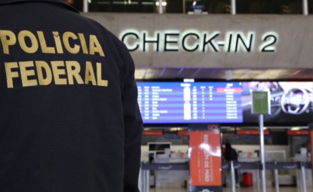 Cinco foragidos são presos ao desembarcarem de voo de deportados dos EUA em Confins - Foto: Divulgação/PF