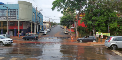 Rompimento de adutora provoca alagamento em avenida no bairro Milionários, em BH - Foto: Divulgação/BHTrans