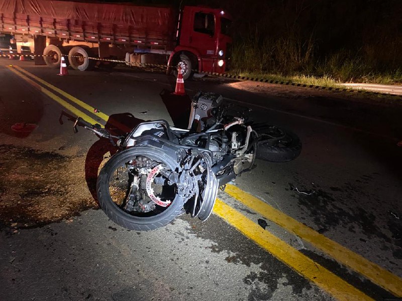 Duas pessoas morrem após acidente entre caminhonete e moto na BR-116, em Muriaé - Foto: Divulgação/Corpo de Bombeiros