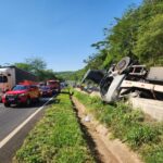 Motorista fica preso às ferragens após carreta tombar na MG-050, em Araguari - Foto: Divulgação/Corpo de Bombeiros