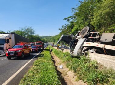 Motorista fica preso às ferragens após carreta tombar na MG-050, em Araguari - Foto: Divulgação/Corpo de Bombeiros