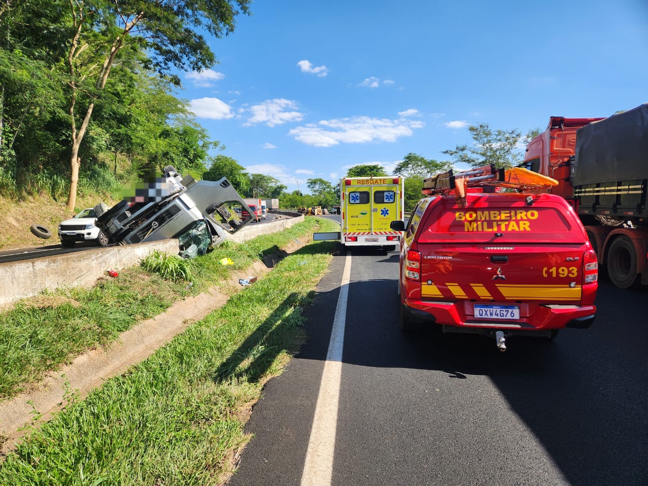 Motorista fica preso às ferragens após carreta tombar na MG-050, em Araguari - Foto: Divulgação/Corpo de Bombeiros