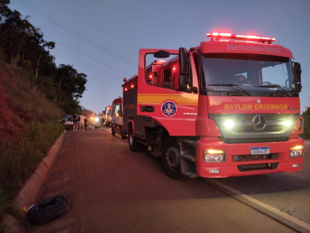 Quatro pessoas ficam feridas em acidente na MGC-383, entre Conselheiro Lafaiete e Congonhas - Foto: Divulgação/Corpo de Bombeiros