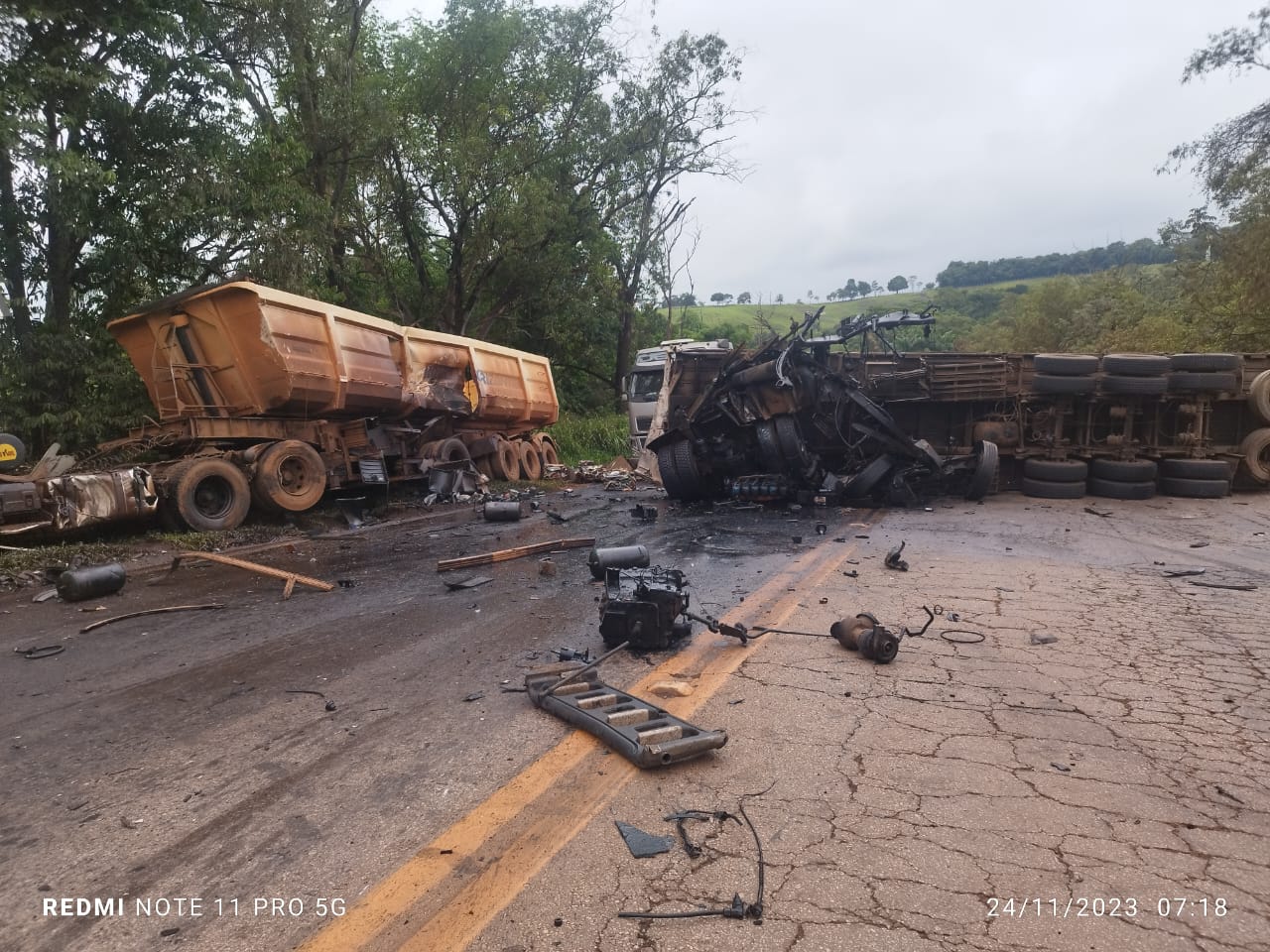 Acidente grave entre carretas e carros deixa feridos na BR-040, em Congonhas - Foto: Reprodução/Redes Sociais