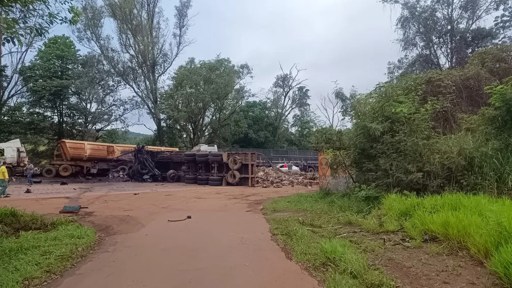 Acidente grave entre carretas e carros deixa feridos na BR-040, em Congonhas - Foto: Reprodução/Redes Sociais