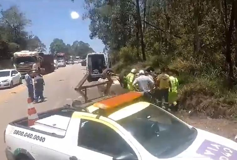 Acidente entre carros e carreta deixa morto e ferido na BR-040, em Ouro Preto - Foto: Divulgação
