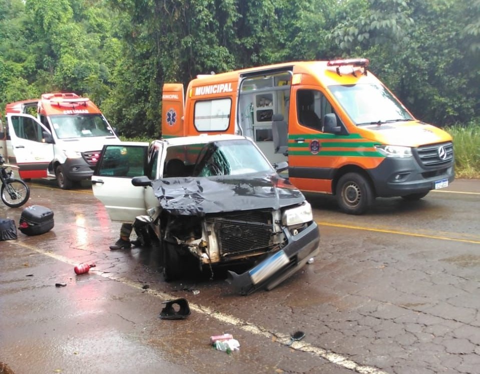 Acidente entre carro e moto deixa duas vítimas na BR-356, em Itabirito - Foto: Divulgação/PMRv