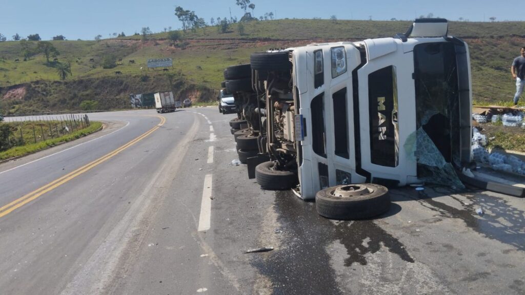 Caminhão tomba em cima de carro e deixa vítima na BR-381, em João Monlevade - Foto: Divulgação