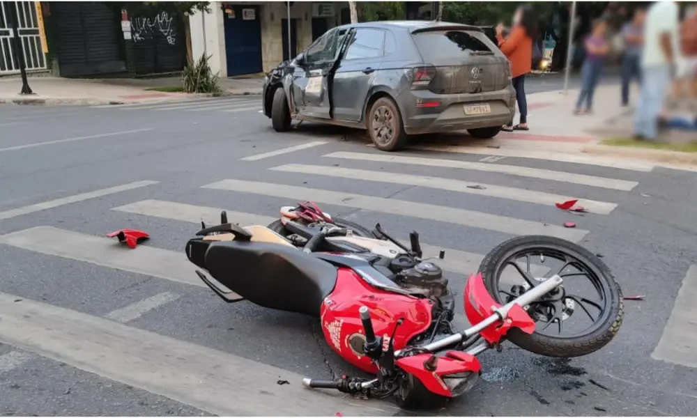 Moto com três ocupantes bate em carro e deixa feridos na Avenida do Contorno, em BH - Foto: Divulgação/PMMG