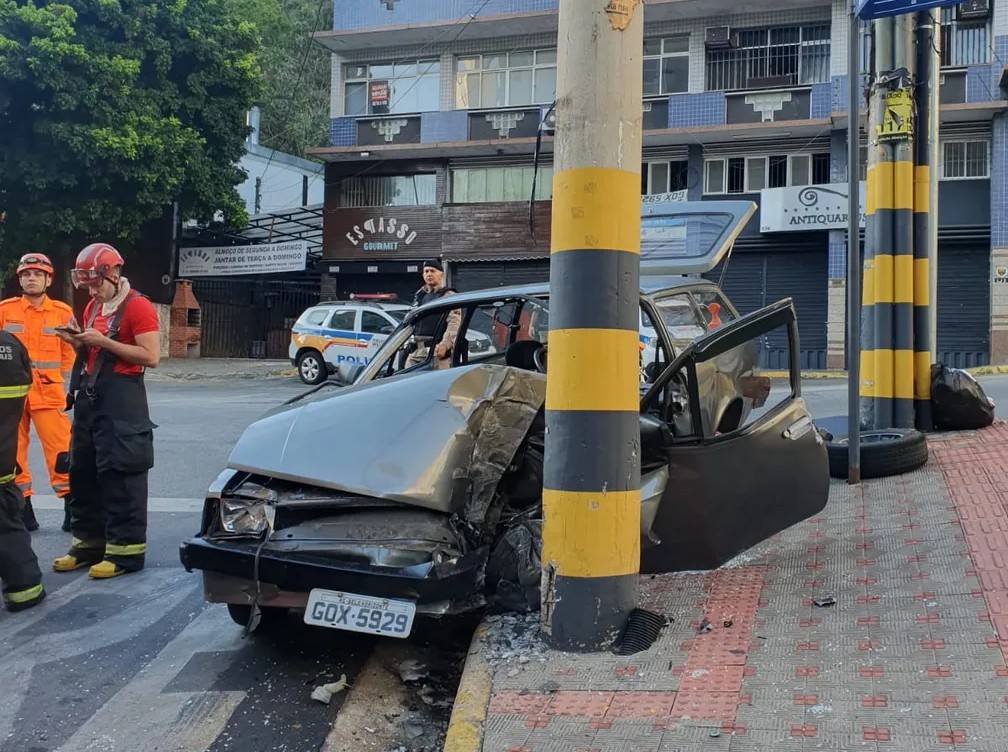 Carro bate em poste e duas pessoas ficam presa às ferragens em BH - Foto: Divulgação