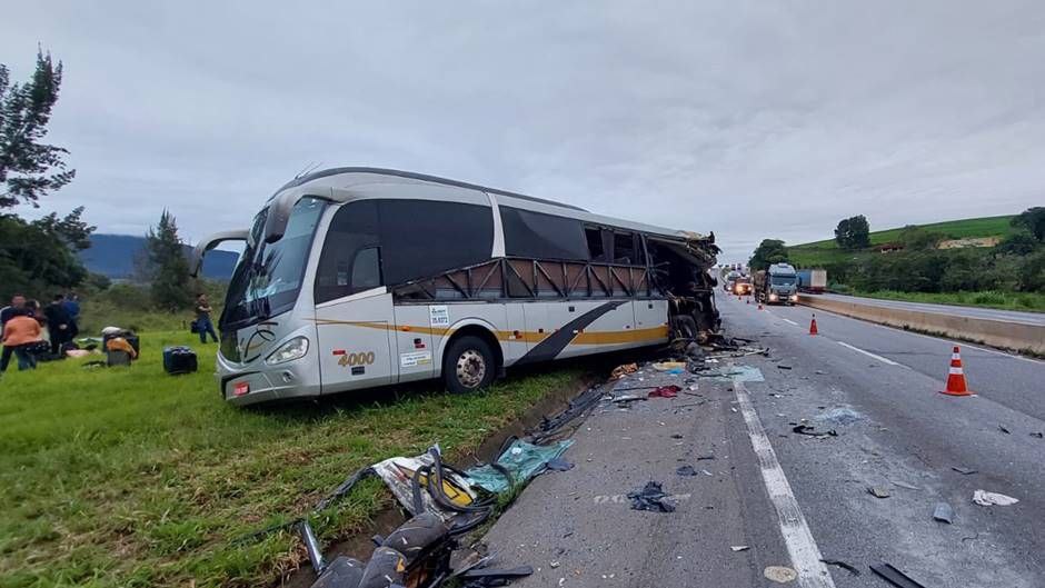 Dois passageiros morrem e cinco ficam feridos em acidente entre ônibus na Rodovia Fernão Dias - Foto: Divulgação/Corpo de Bombeiros