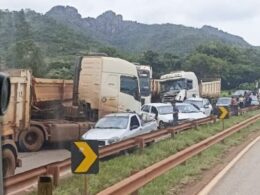 Três pessoas morrem em engavetamento entre carros e carretas na Rodovia Fernão Dias, em Igarapé - Foto: Reprodução/Redes Sociais
