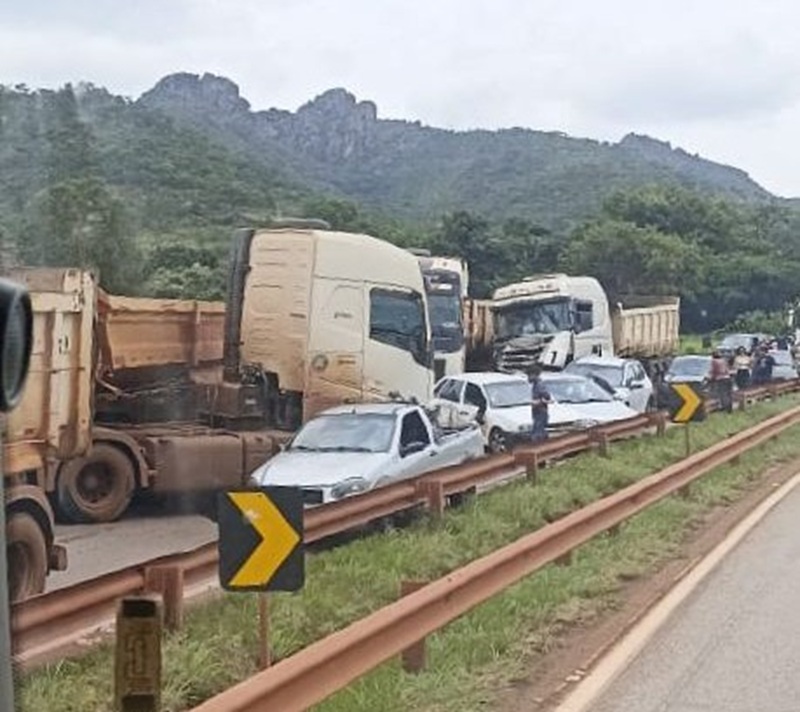 Três pessoas morrem em engavetamento entre carros e carretas na Rodovia Fernão Dias, em Igarapé - Foto: Reprodução/Redes Sociais