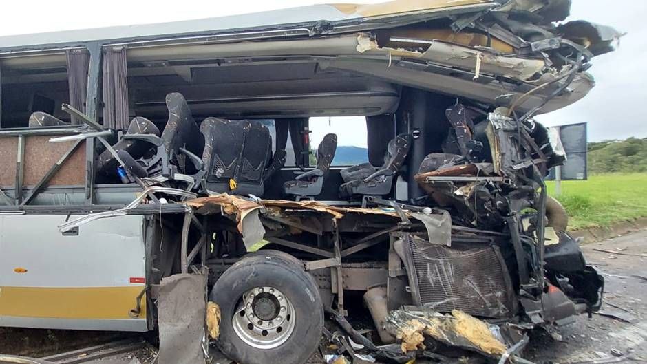 Dois passageiros morrem e cinco ficam feridos em acidente entre ônibus na Rodovia Fernão Dias - Foto: Divulgação/Corpo de Bombeiros