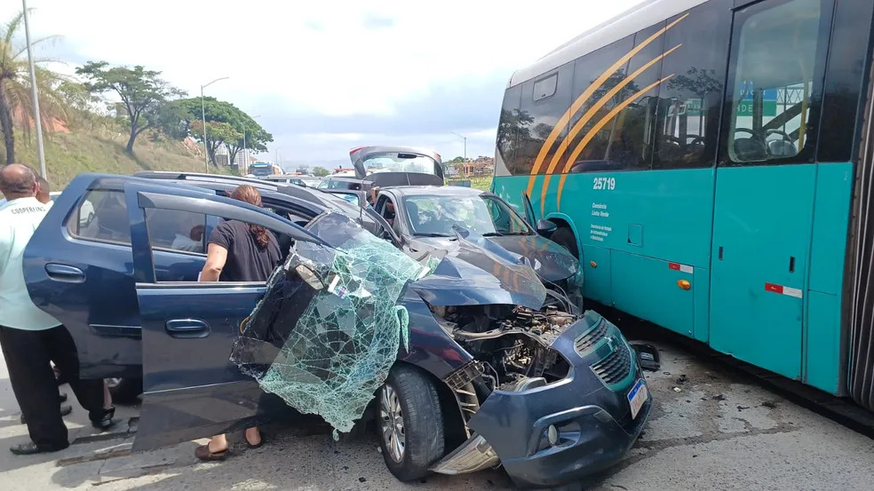 Acidente entre carros e ônibus Move deixa um ferido na MG-010, em Vespasiano - Foto: Divulgação/PMRv