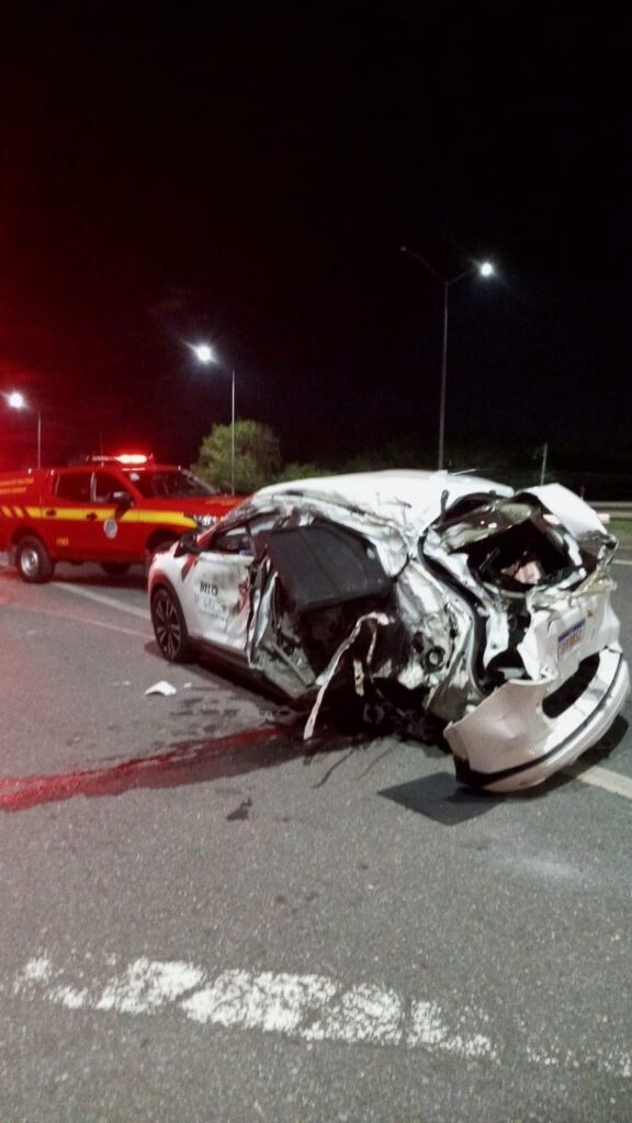 Mulher morre presa às ferragens após caminhão atingir taxi na MG-010, em Vespasiano - Foto: Divulgação/Corpo de Bombeiros