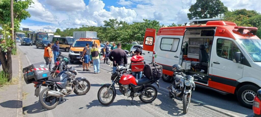 Garupa de moto por app morre atropelada por ônibus na Avenida Presidente Tancredo Neves, em BH - Foto: Polícia Militar/Divulgação