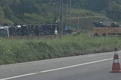Carreta tomba, deixa motorista ferido e interdita Rodovia Fernão Dias, em Cambuí - Foto: Reprodução/Redes Sociais