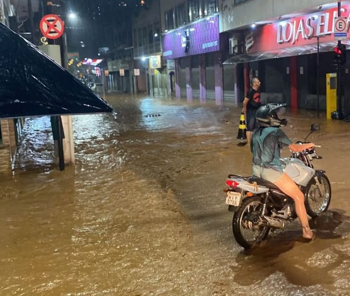 Chuva causa alagamentos e deixa pessoa ilhada em Itabirito - Foto: Reprodução/Redes Sociais