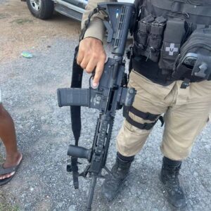 Fuzil furtado de viatura da Polícia Civil na Savassi é recuperada no Aglomerado da Serra, em BH - Foto: Divulgação/PMMG