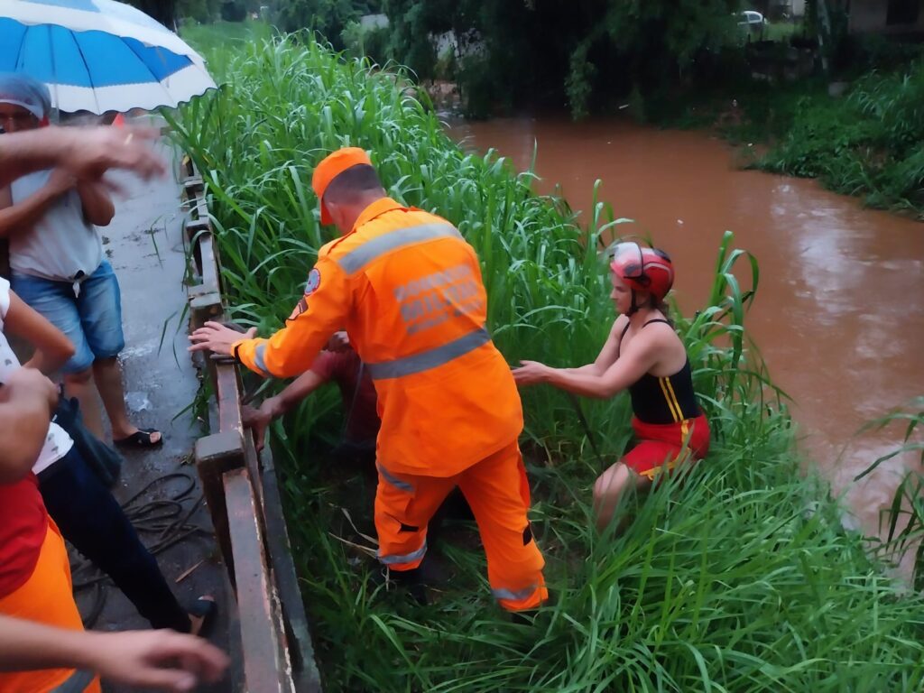 Homem agarrando em galhos é resgatado de rio após chuva forte em Conselheiro Lafaiete - Foto: Divulgação/Corpo de Bombeiros