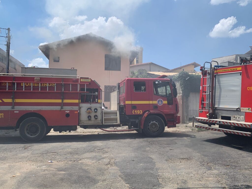 Homem em surto sofre queimaduras após colocar fogo em casa no bairro Boa Vista, em BH - Foto: Divulgação/Corpo de Bombeiros