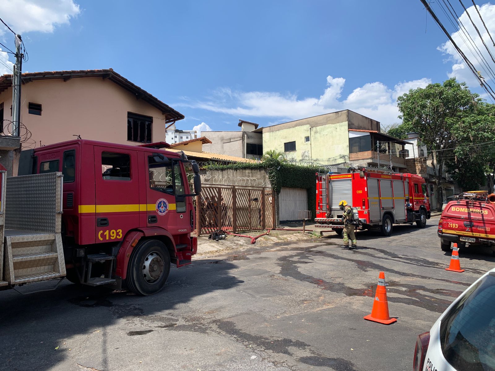 Homem em surto sofre queimaduras após colocar fogo em casa no bairro Boa Vista, em BH - Foto: Divulgação/Corpo de Bombeiros