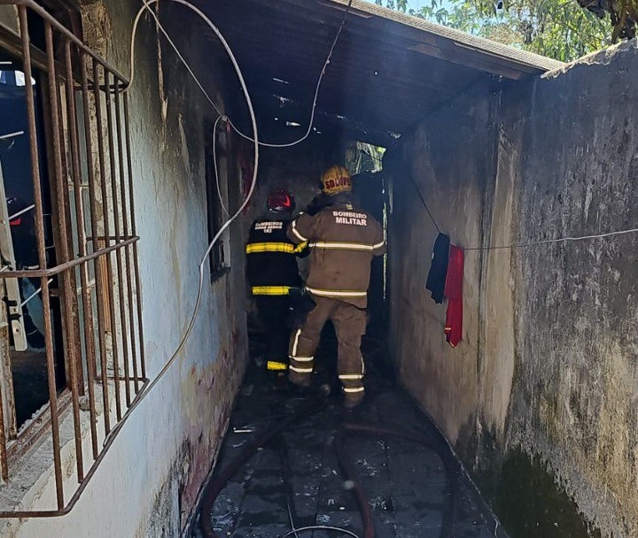 Corpo de homem carbonizado é encontrado após incêndio no bairro São Marcos, em BH - Foto: Divulgação/CBMMG