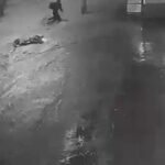 Motociclista é arrastado por enxurrada durante chuva na Avenida Sebastião de Brito, em BH - Foto: Reprodução