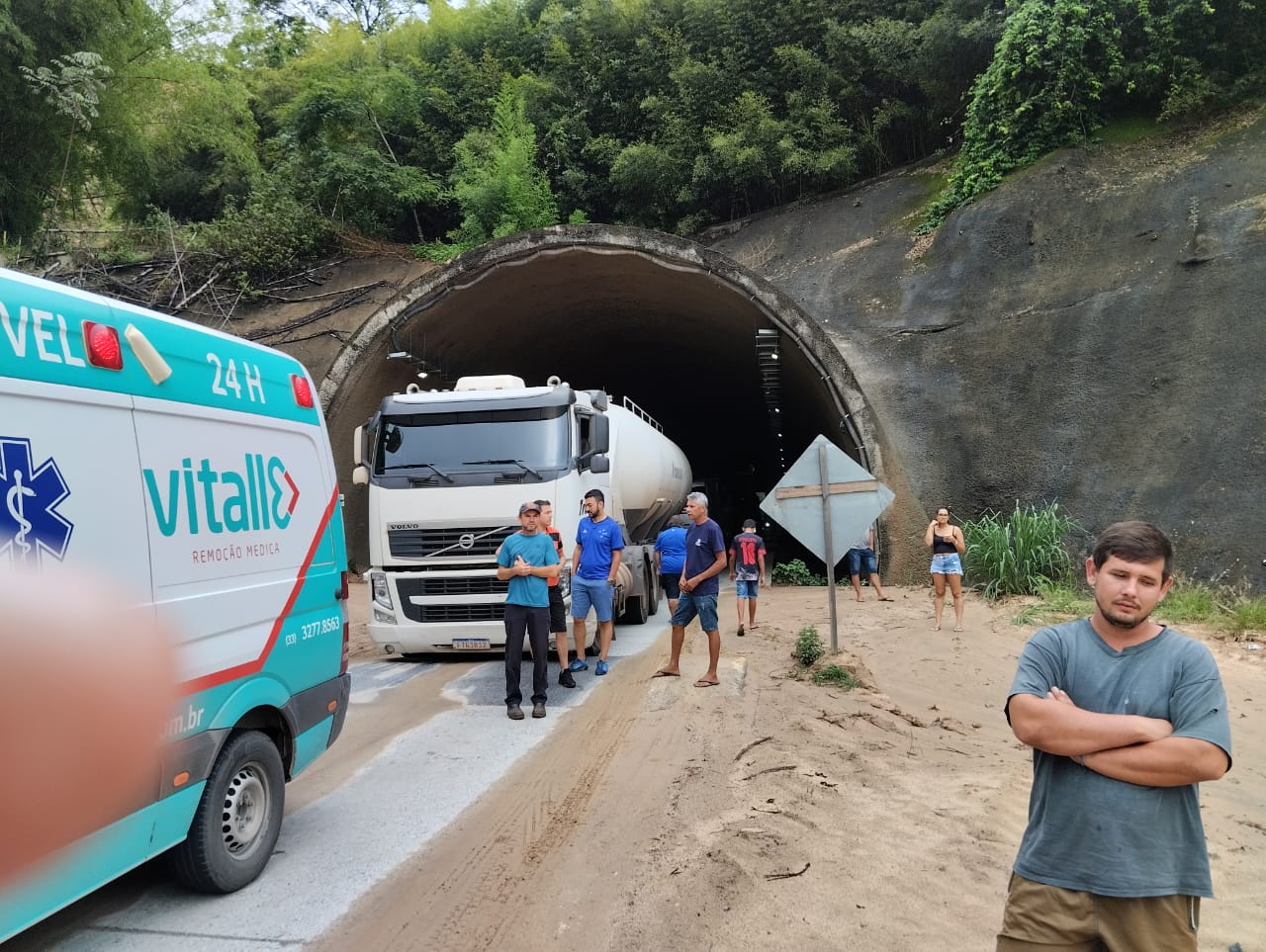 Obras emergenciais em ponte e acidente complica trânsito na BR-381, no Vale do Aço - Foto: Reprodução/Redes Sociais