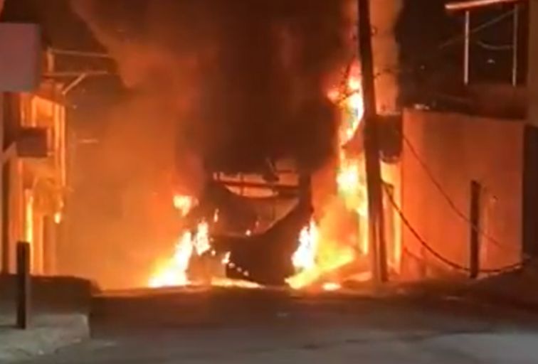 Ônibus é incendiado no bairro Vista do Sol, em BH: "Saritur não paga o INSS dos funcionários" - Foto: Reprodução/Redes Sociais