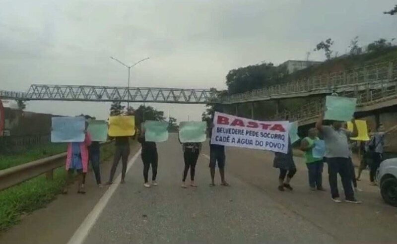 Manifestação contra falta de água complica trânsito na BR-040, em Ribeirão das Neves - Foto: Reprodução/Redes Sociais